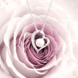 Collier Mon précieux coeur perlé en résine de lait maternel blanc nacré sur chaîne, fond blanc