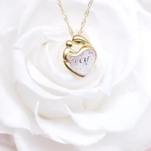 Collier Véritable , le collier en résine de lait maternel blanc nacré sur chaîne, fond blanc