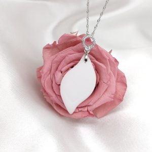 Collier Douceur lactée en résine de lait maternel blanc nacré sur chaîne, fond blanc