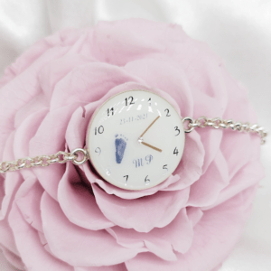 Médaillon sur mesure en résine de lait maternel sur chaîne dorée, fond blanc