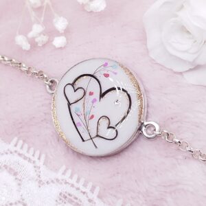 Médaillon sur mesure en résine de lait maternel sur chaîne dorée, fond blanc