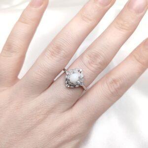 Bague Kayla en résine lait maternel blanc, monture argentée sur fond blanc