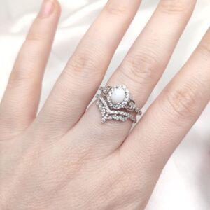 Bague Dayanna en résine lait maternel blanc, monture argentée sur fond blanc