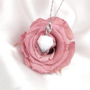 Collier Mon diamant lacté en résine de lait maternel blanc nacré sur chaîne, fond blanc