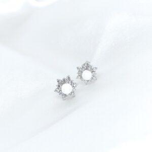 Boucles d'oreilles Flora en lait maternel résiné blanc, monture argentée