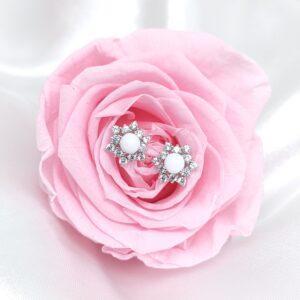 Boucles d'oreilles Flora en lait maternel résiné blanc, monture argentée