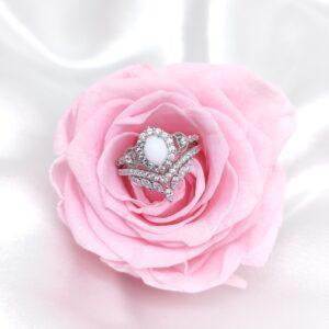 Bague Dayanna en résine lait maternel blanc, monture argentée sur fond blanc