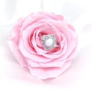 Bague Kayla en résine lait maternel blanc, monture argentée sur fond blanc