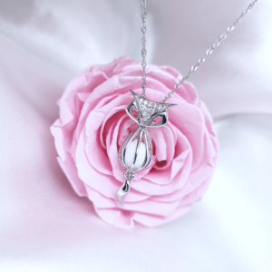 Collier Milky Fox en résine de lait maternel blanc nacré sur chaîne, fond blanc