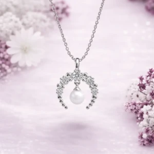 Collier Lune d'amour en résine de lait maternel blanc nacré sur chaîne, fond blanc