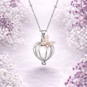 Collier Analya en résine de lait maternel blanc nacré sur chaîne, fond blanc