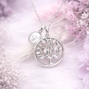 Collier L'arbre d'amour lacté en résine de lait maternel blanc nacré sur chaîne, fond blanc
