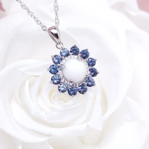 Collier Luana en résine de lait maternel blanc nacré sur chaîne, fond blanc