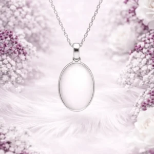 Collier Romane en résine de lait maternel blanc nacré sur chaîne, fond blanc