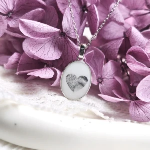 Collier Romane en résine de lait maternel blanc nacré sur chaîne, fond blanc