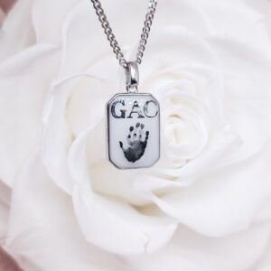 Collier Amjad en résine de lait maternel blanc nacré sur chaîne, fond blanc