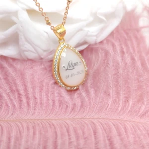 Collier Naema Maxi bijou de lait maternel en résine dorée Douce Symbiose