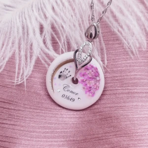 Collier mère'veille de lait en résine de lait maternel blanc nacré sur chaîne, fond blanc