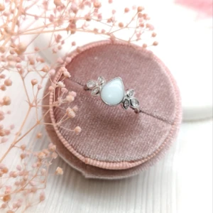 Bague Milky mum- Avec ou en résine lait maternel blanc, monture argentée sur fond blanc