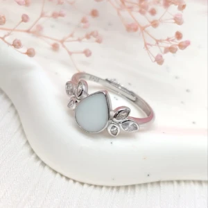 Bague Milky mum- Avec ou en résine lait maternel blanc, monture argentée sur fond blanc