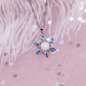 Collier Léonie en résine de lait maternel blanc nacré sur chaîne, fond blanc