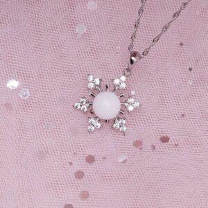 Collier Elsa en résine de lait maternel blanc nacré sur chaîne, fond blanc