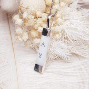 Collier Aegon- collier avec ou en résine de lait maternel blanc nacré sur chaîne, fond blanc