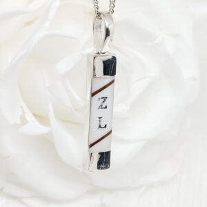 Collier Aegon- collier avec ou en résine de lait maternel blanc nacré sur chaîne, fond blanc