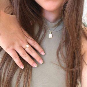 Bague Shane en résine lait maternel blanc, monture argentée sur fond blanc