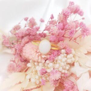 Bague Shane en résine lait maternel blanc, monture argentée sur fond blanc