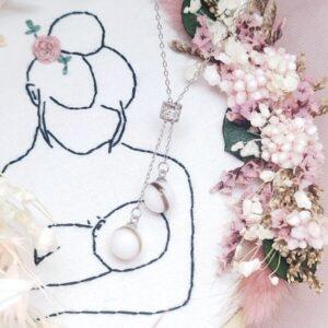 Collier Delicatesse en résine de lait maternel blanc nacré sur chaîne, fond blanc