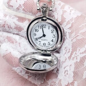 Bijou Montre à gousset artisanal en lait maternel résiné blanc sur fond blanc