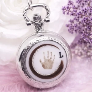 Bijou Montre à gousset artisanal en lait maternel résiné blanc sur fond blanc