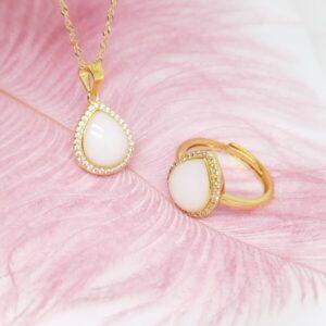 Bijou Parure Naema artisanal en lait maternel résiné blanc sur fond blanc