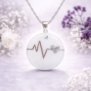 Médaillon battement cardiaque (Collier ou Bracelet ) en résine de lait maternel sur chaîne dorée, fond blanc