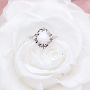 Bague Sarah en résine lait maternel blanc, monture argentée sur fond blanc
