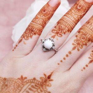 Bague Sarah en résine lait maternel blanc, monture argentée sur fond blanc