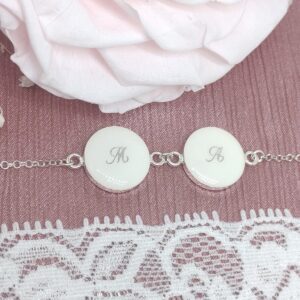 Médaillon 2 petit médaillon en résine de lait maternel sur chaîne dorée, fond blanc