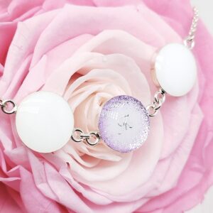 Médaillon 3 petits médaillons en résine de lait maternel sur chaîne dorée, fond blanc