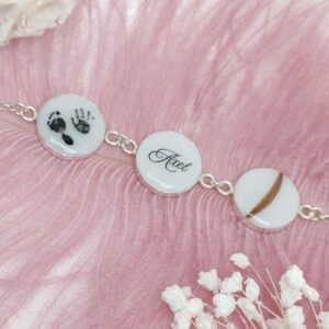 Médaillon 3 petits médaillons en résine de lait maternel sur chaîne dorée, fond blanc