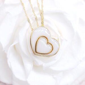 Collier Lait'ritage en résine de lait maternel blanc nacré sur chaîne, fond blanc