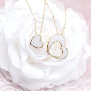 Collier Lait'ritage en résine de lait maternel blanc nacré sur chaîne, fond blanc