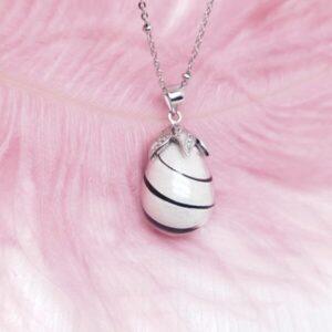 Collier 1001 tétées en résine de lait maternel blanc nacré sur chaîne, fond blanc