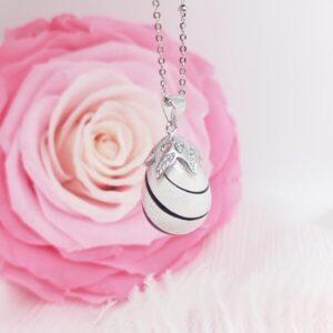 Collier 1001 tétées en résine de lait maternel blanc nacré sur chaîne, fond blanc