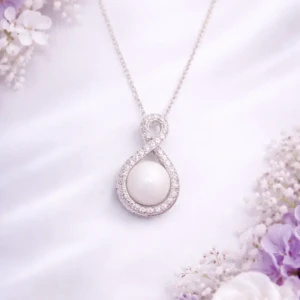 Collier Amour infini en résine de lait maternel blanc nacré sur chaîne, fond blanc
