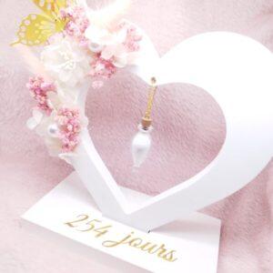 Bijou La fiole poudrée suspendue artisanal en lait maternel résiné blanc sur fond blanc