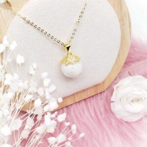 Bijou Lait'ternel artisanal en lait maternel résiné blanc sur fond blanc