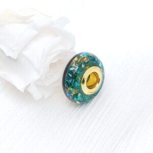 Perle lactée compatible Pandora bicouleur en lait maternel résiné blanc, compatible bracelet, fond blanc