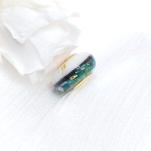 Perle lactée compatible Pandora bicouleur en lait maternel résiné blanc, compatible bracelet, fond blanc