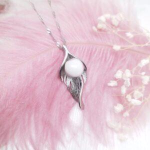 Collier Poudre d'amour lactée en résine de lait maternel blanc nacré sur chaîne, fond blanc